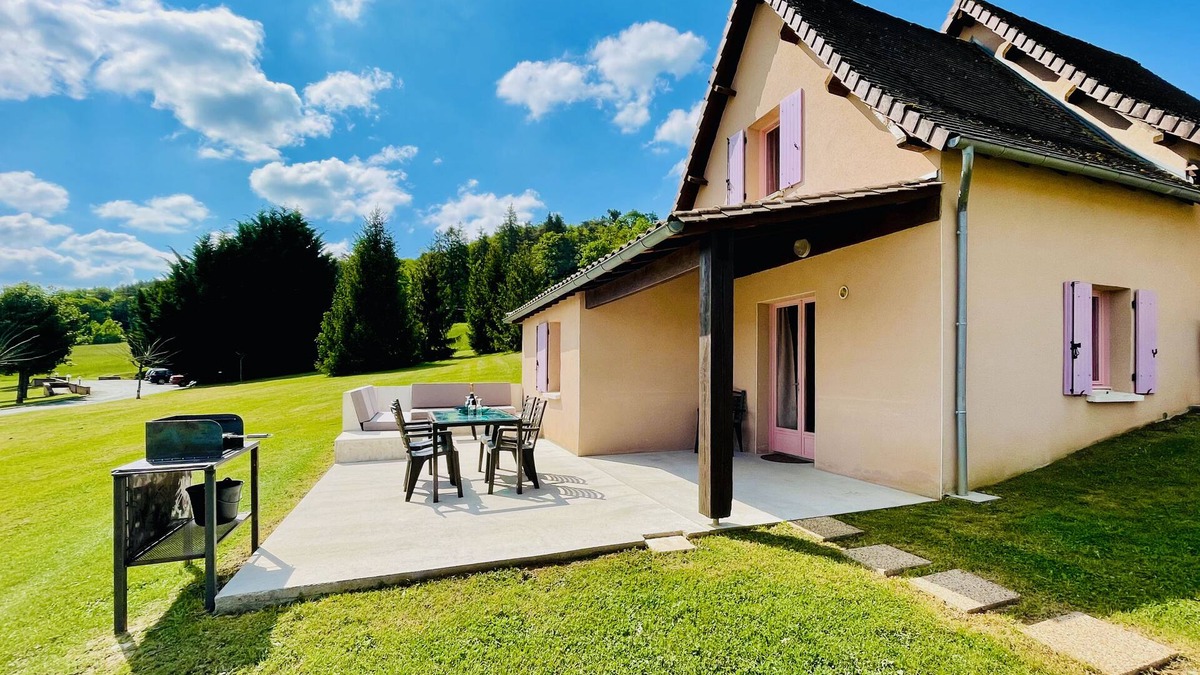 Hautefort House | Les SOURCES "VIP Softail" panoramic terrace, SPA, swimming pool, fishing pond.