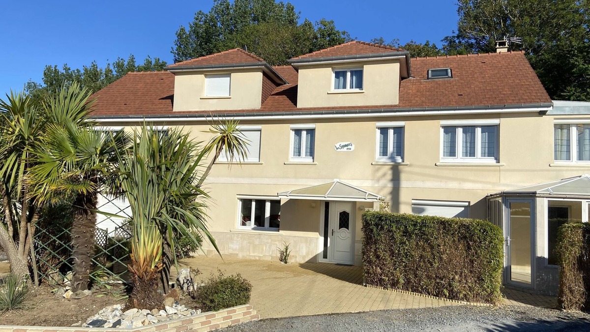 Ver-sur-Mer House | Les Sycomores large 8-person gîte with spa, 5-minute walk from the sea