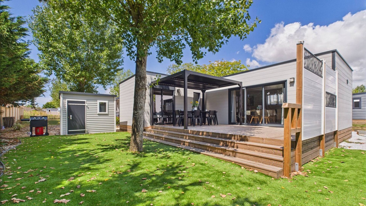 Saint-Gilles-Croix-de-Vie Ski Chalet | Les Voiles Blanches, chalet with pool for 8