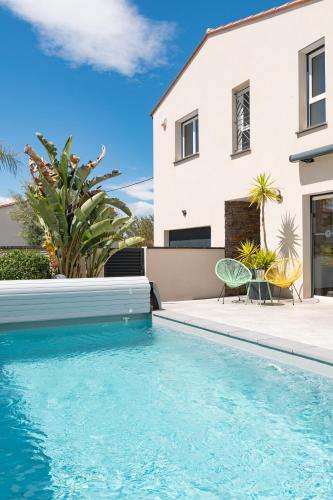Palau-del-Vidre Villa | Les Villas Black&White