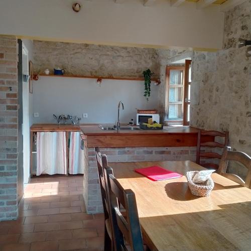 Saint-Clement-de-Regnat House | Les volets rouges