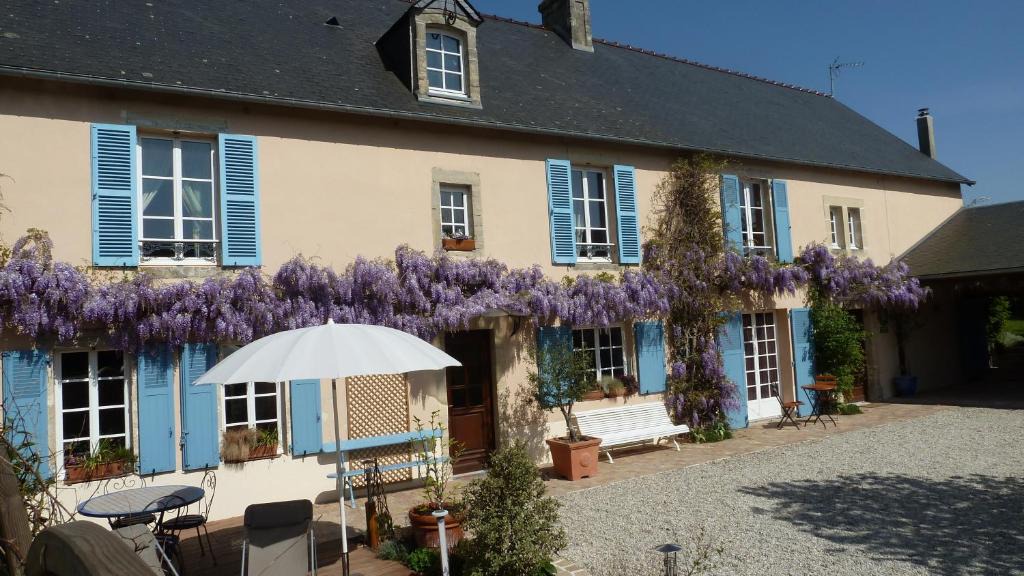 Saint-Martin-des-Entrees Bed & Breakfast | Les Volets Bleus