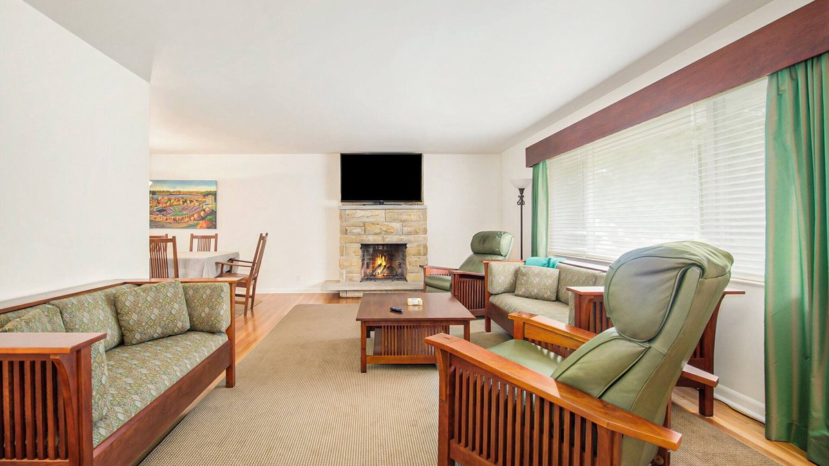 Harters Heights House | Less than 1 block to Notre Dame! Sleeps 14