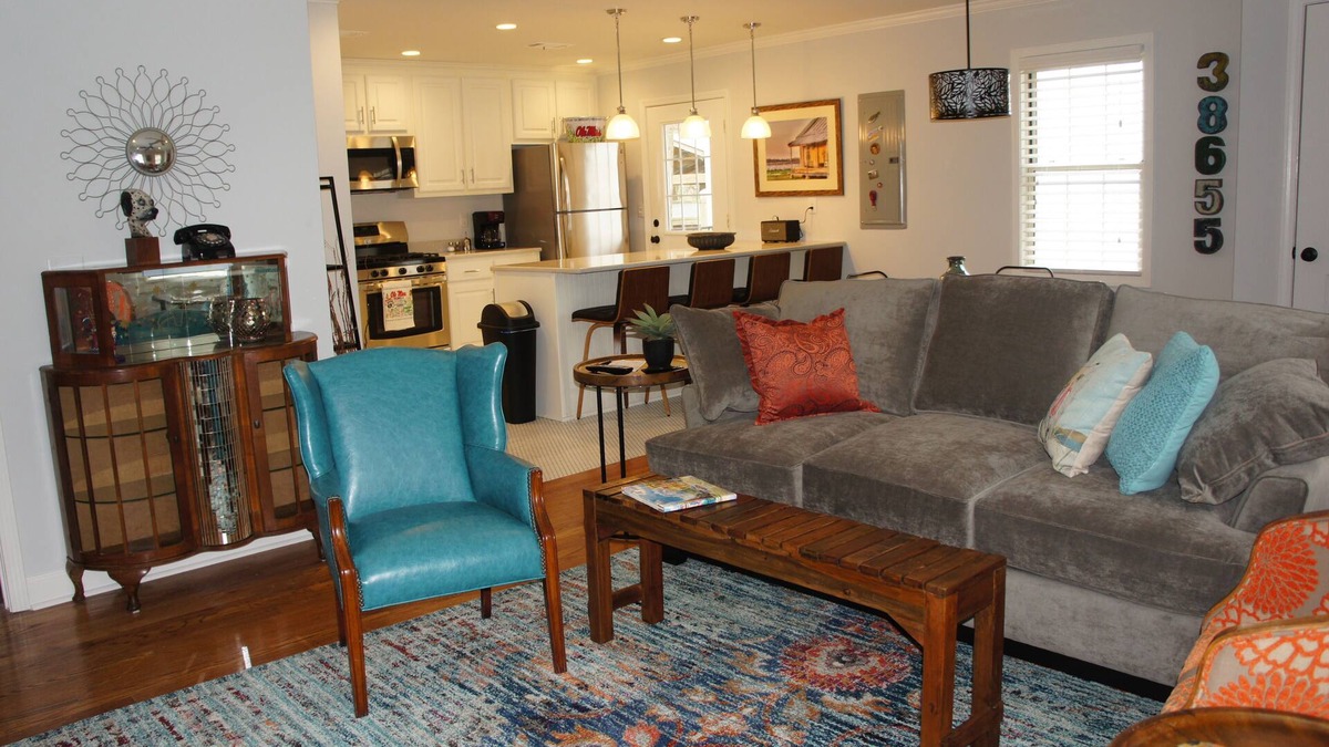 Oxford House | Less than 1 mi from Oxford Square, 2 B/1B double vanity, sleeper sofa, sleeps 6