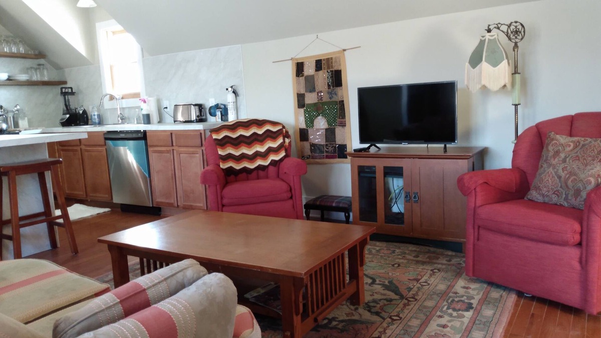 Pleasant Prairie Apartment | LESS THAN 1 MILE OFF FREEWAY