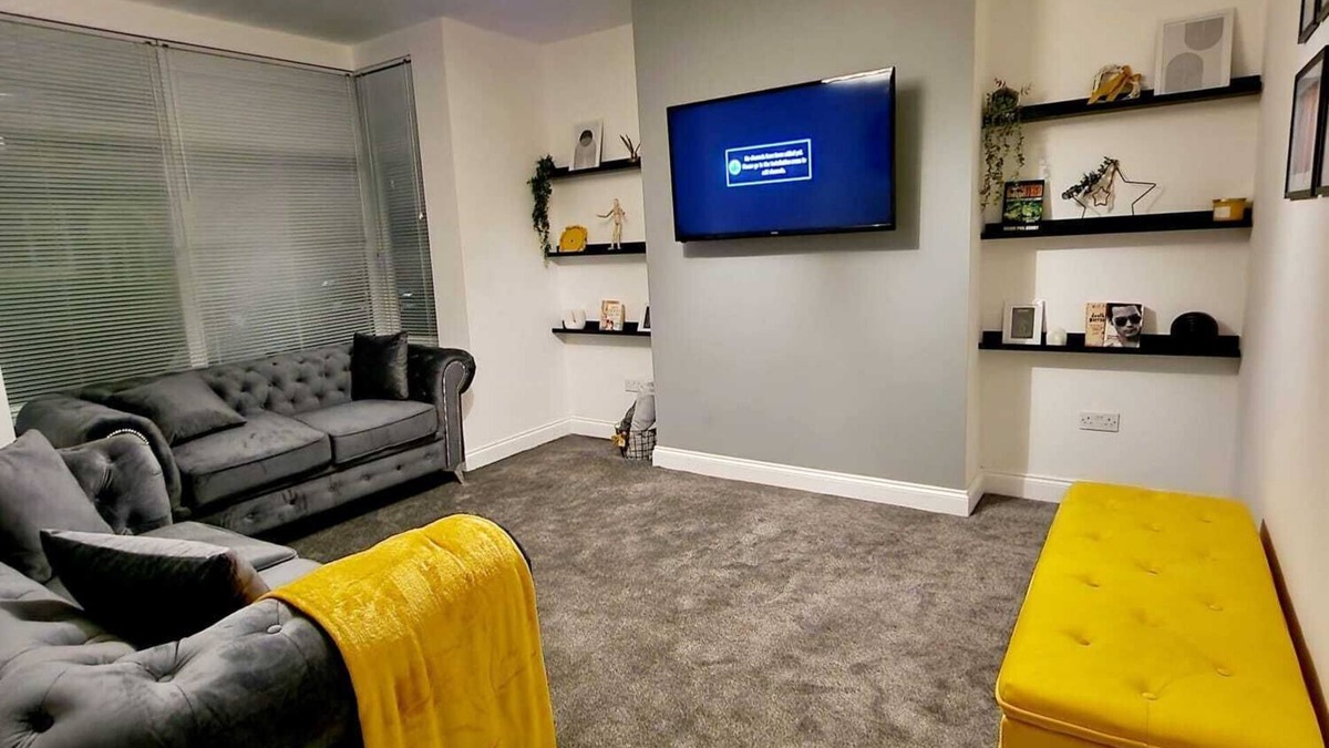 Doncaster House | Less than 1 mile from City centre and racecourse. Pet friendly.