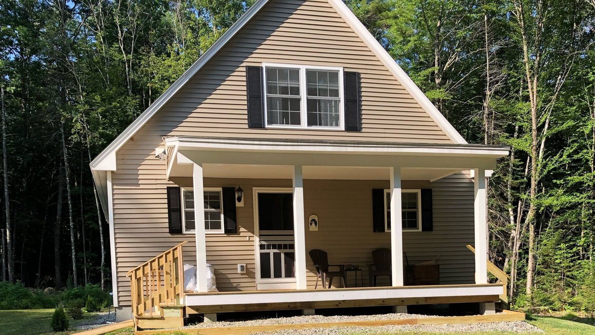 Danbury House | Less than 1 mile from Ragged Mountain