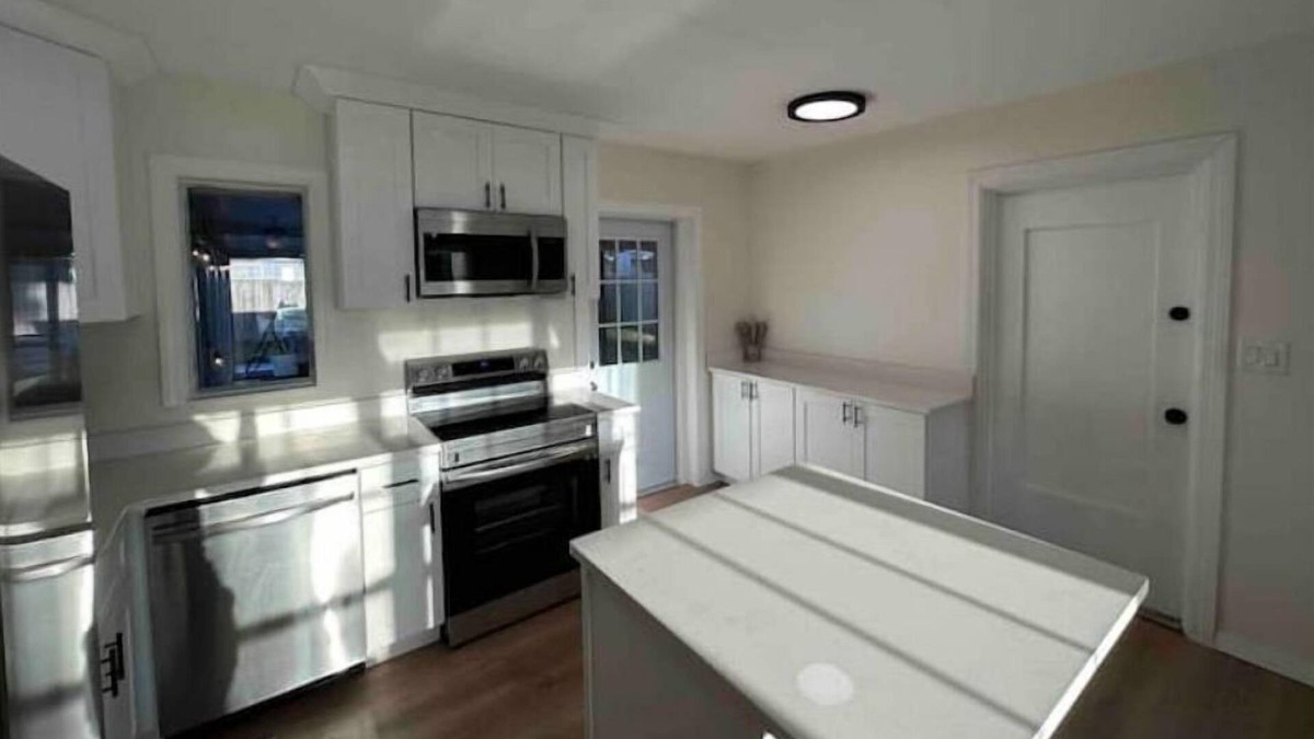 Seminole Cottage | Less than 10 Minutes to the most beautiful beaches!