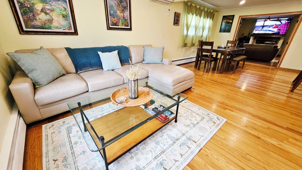 Buckingham Lake - Crestwood House | Less than 2mi to SUNY Albany+Driveway+WFH+SmartHome+Kid-Friendly+Backyard Movies