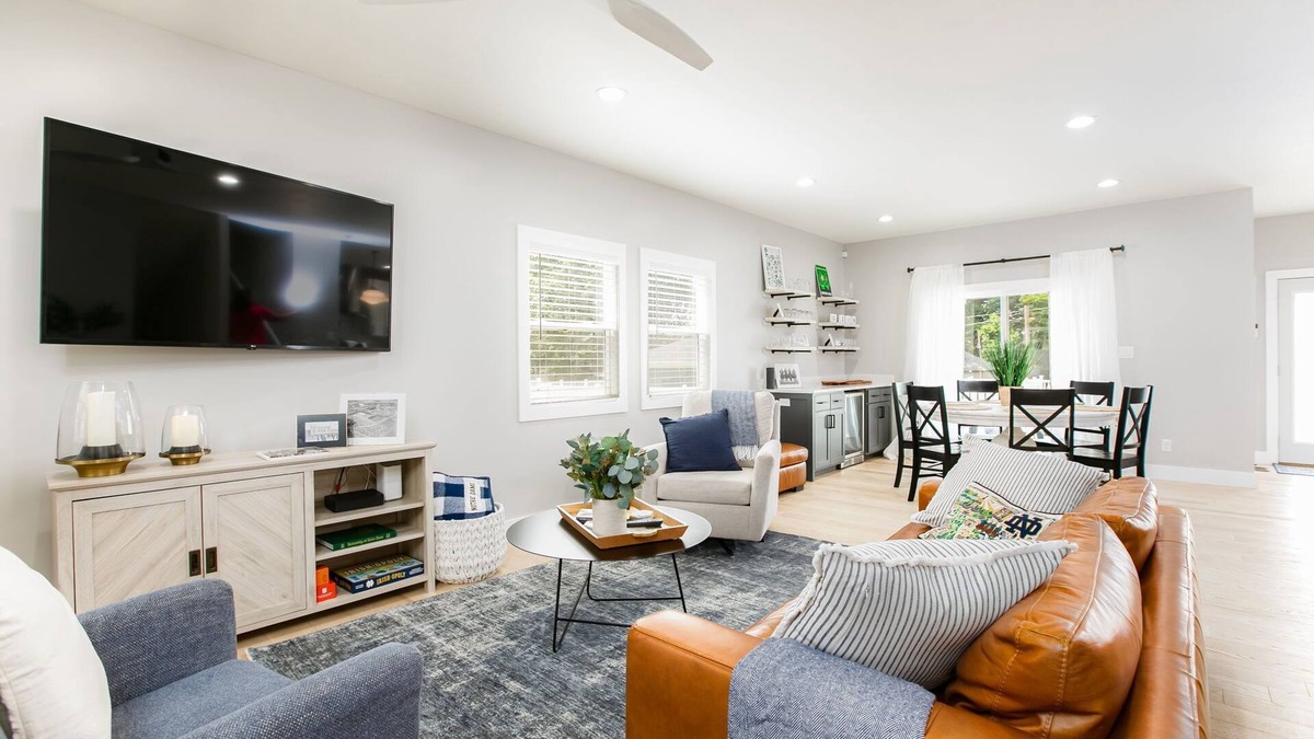 Harters Heights House | Less than one mile from Notre Dame's campus! Sleeps 10+ with all the amenities!