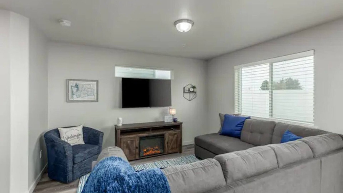 Tri-Cities House | Let's Gather - Centrally Located & Pet Friendly.