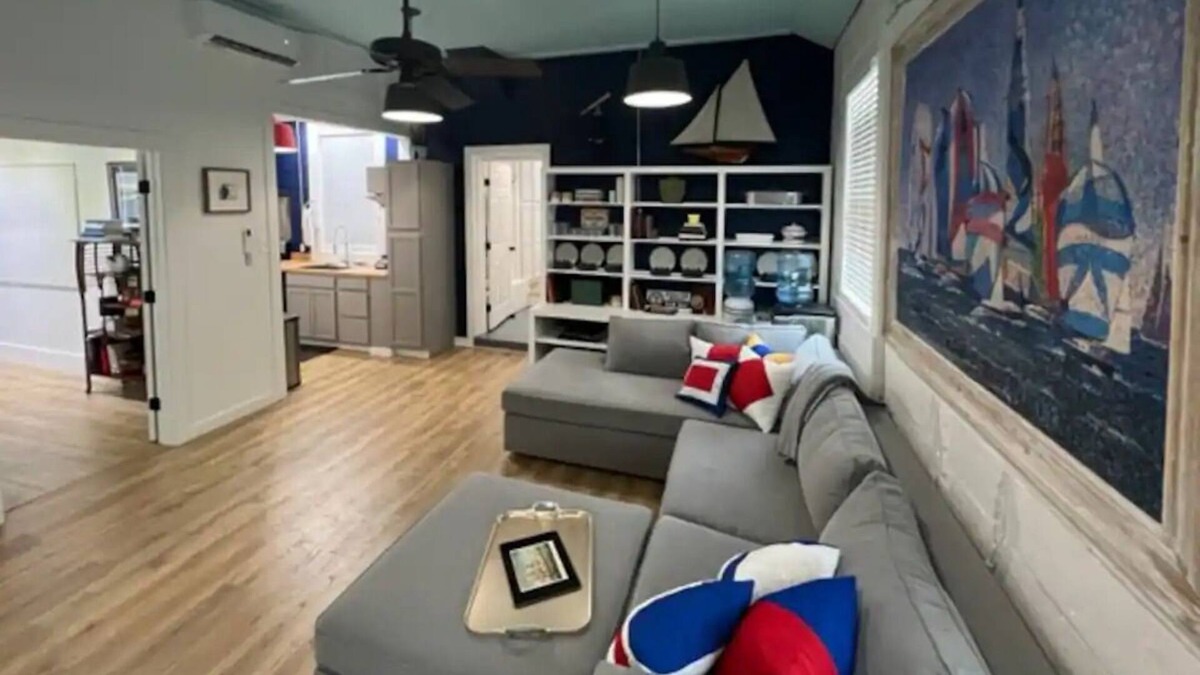 Urbanna House | Let the local "Cross Street Retreat" help you discover the hidden gem "Urbanna"