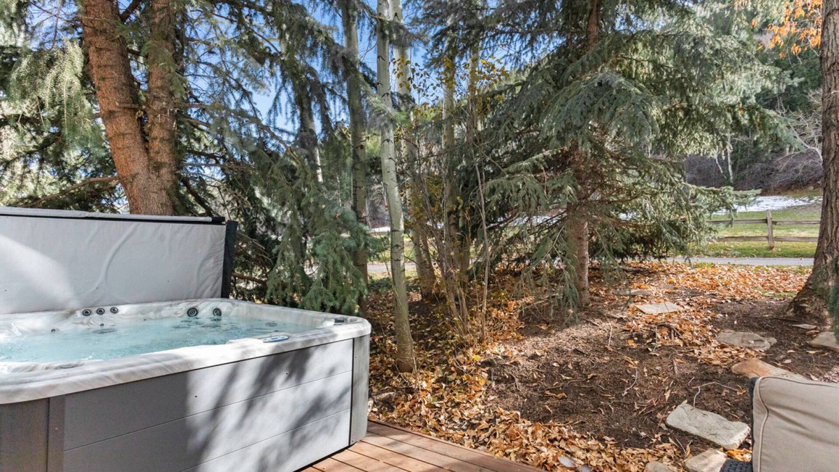Eagle-Vail House | Let Us Be Your Vacation Home this Winter! Hot Tub, Dog Friendly, Quiet Golf Course Views.