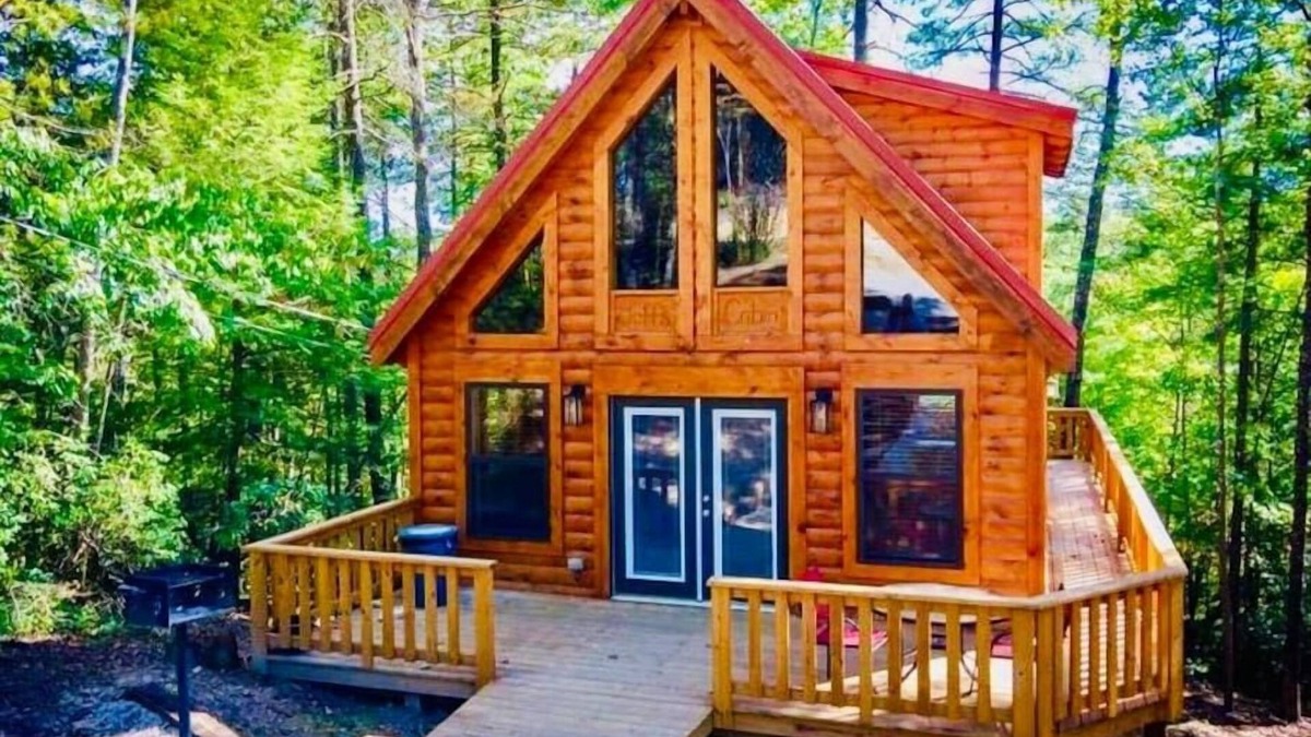 Rogers Cabin | Lets Get Cozy | RRG | hot tub | wifi