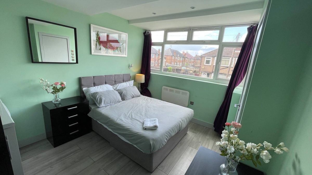 Pinkwell Apartment | Letzi private en-suite, Near Heathrow Airport T3
