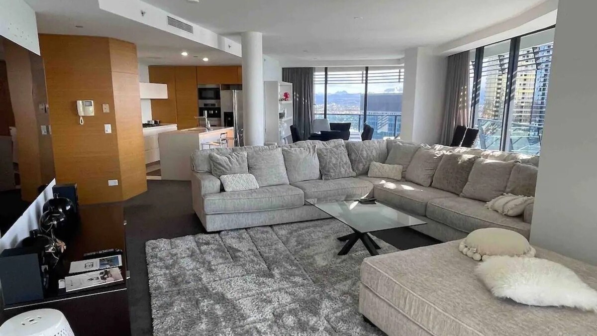 Broadbeach Apartment | Level 31- 4 Bed Broady Lux Oracle Sub pent sleep 9 + child
