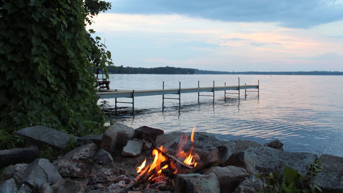 Auburn Cottage | Level Beach, Dock, Central Air, New Kitchen, Fantastic Views, Rowboat & Kayaks!