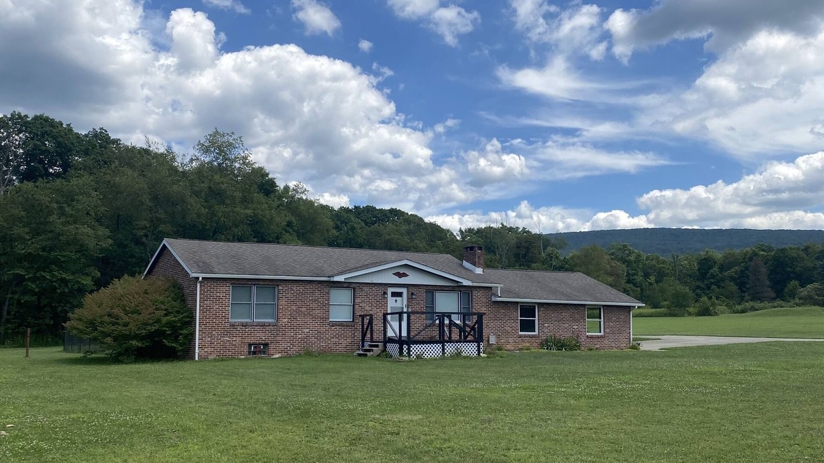Champion House | Level Laurel highlands house on 5 acres!