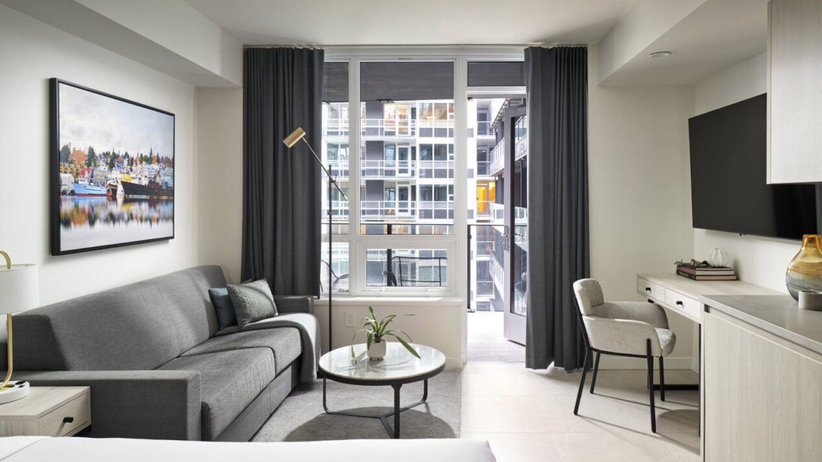 South Lake Union Hotel | Level Seattle- Studio Suite w/full kitchen, in-room laundry & resort amenities