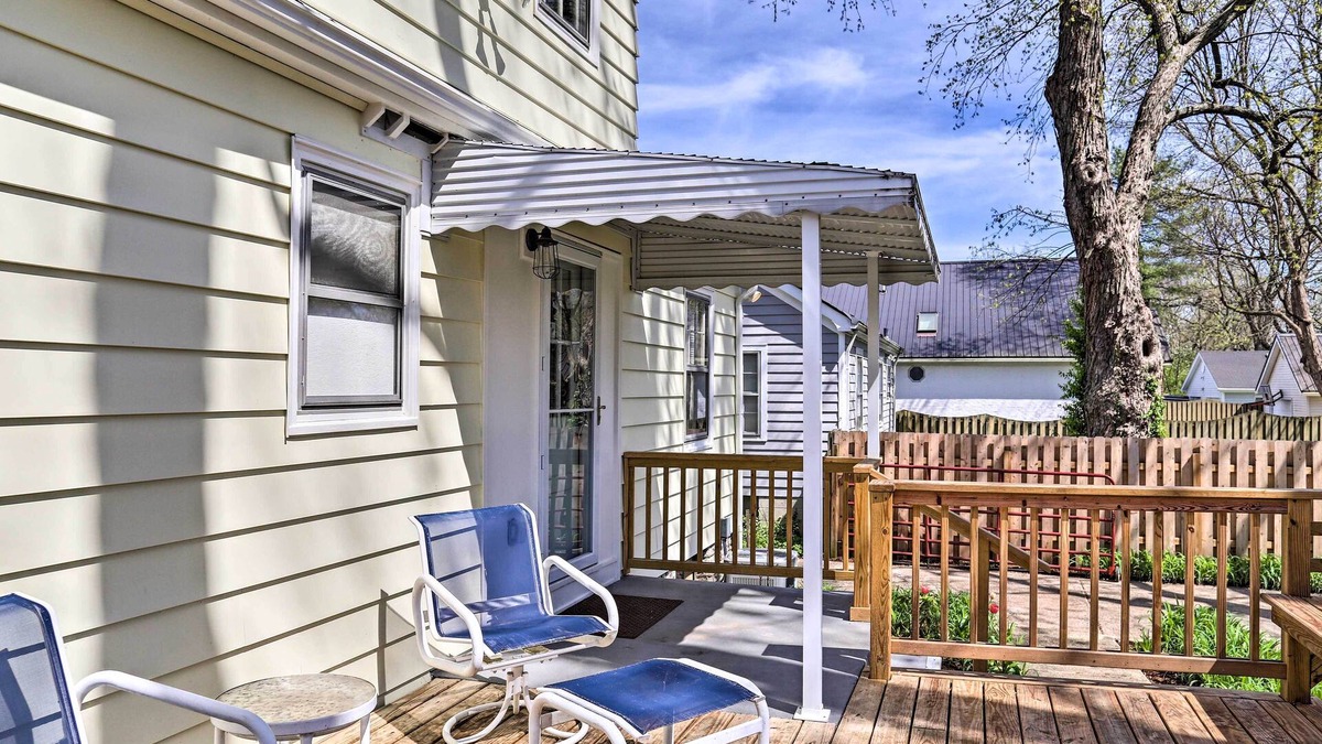 Lexington Cottage | Lexington Getaway w/Backyard Deck < 2 Mi to UK!