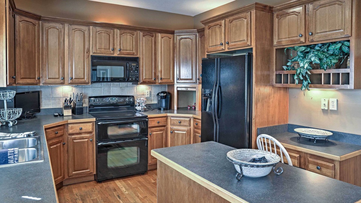 Beaumont Residential House | Lexington House w/Spacious Deck & Fireplace!