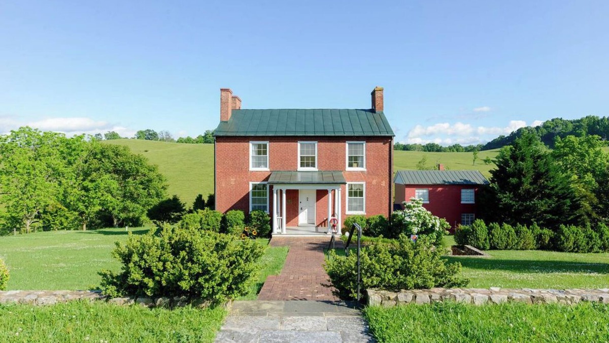 Natural Bridge House | Lexington is minutes away. Welcome to Thistle Cottage.