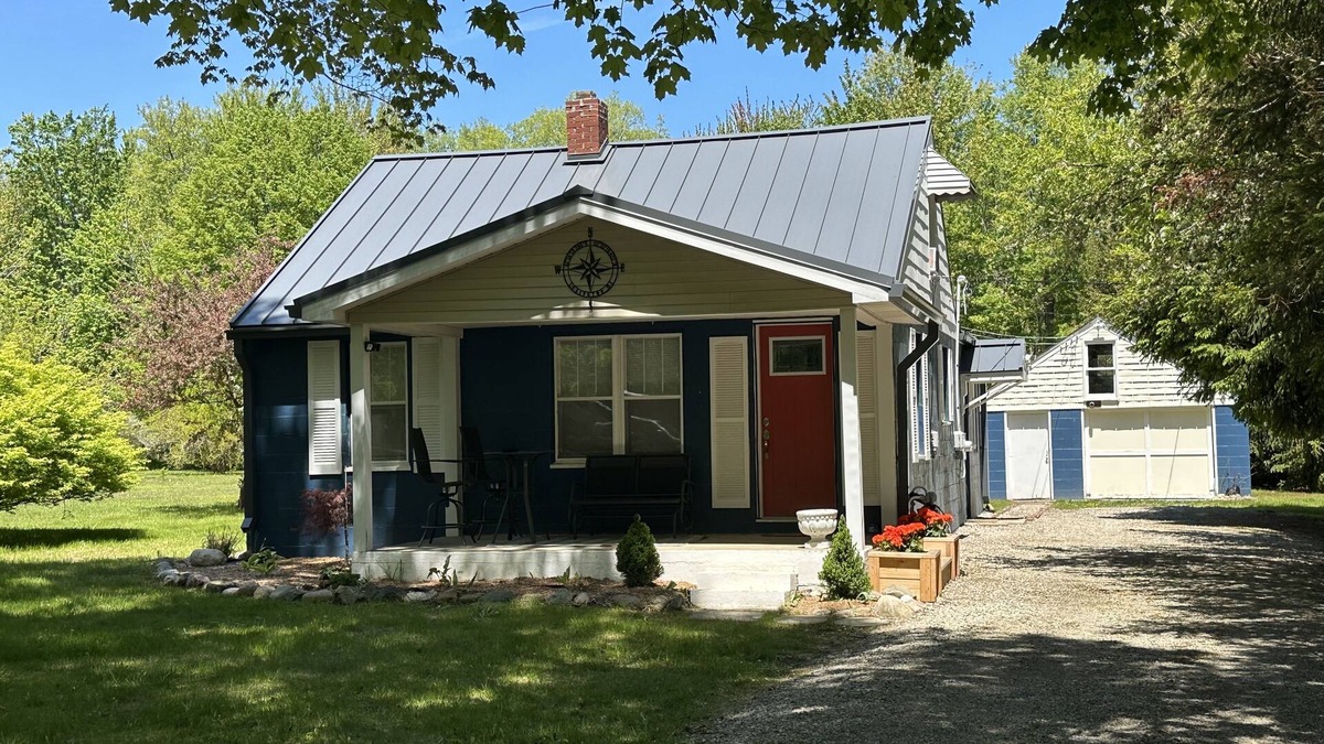 Lexington House | Lexington Stays. Close to town and beach!