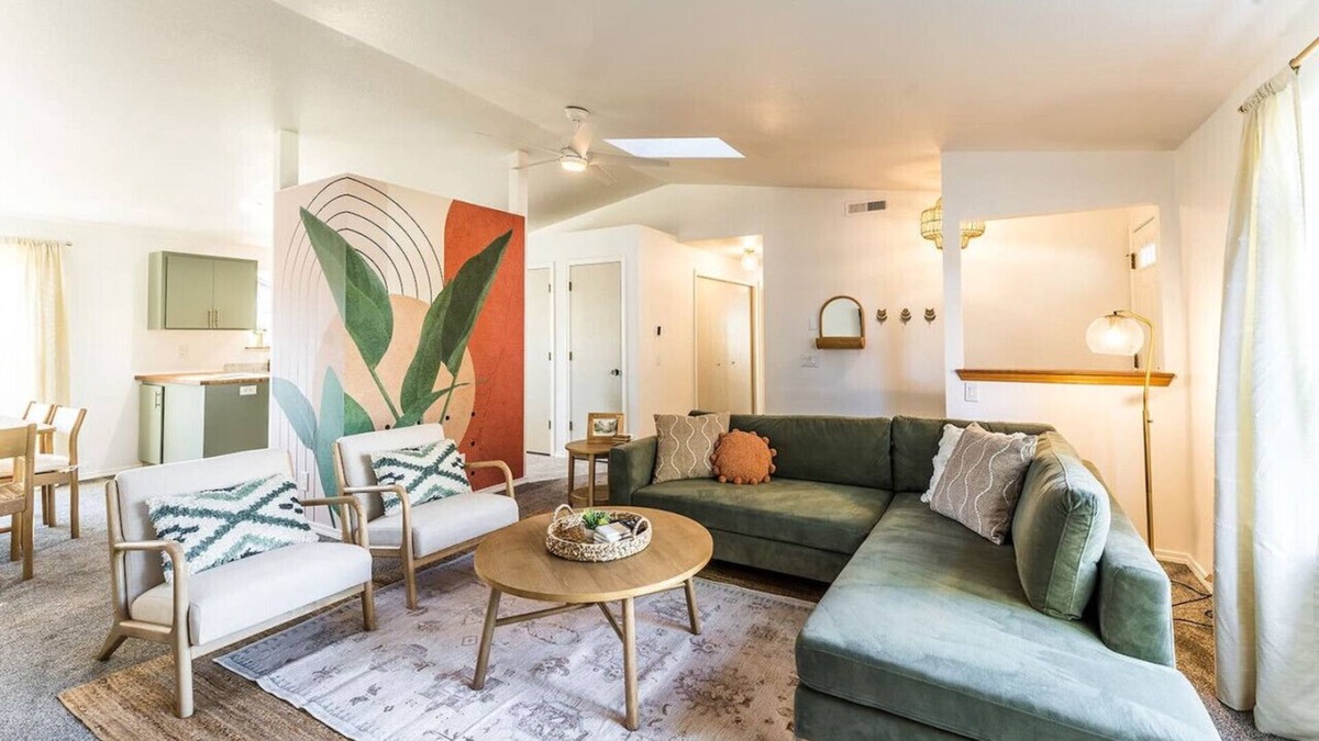 Orchard District House | Lg Fenced Yard I KING I Family Friendly I Midtown