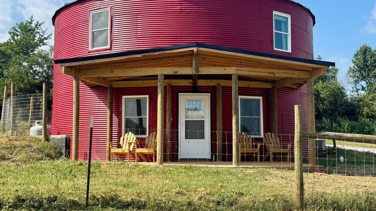 Naruna House | Lg Grain Bin turned into a modern home located minutes to Lynchburg and Liberty