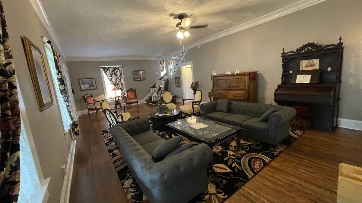 Walnut Street House | Lg Historic. 2 bulk MSU. Hammond. OTC. Downtown close