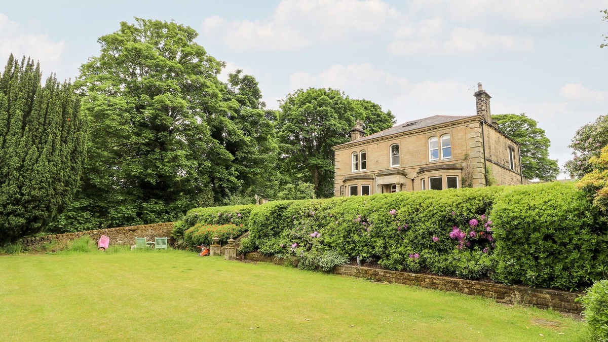 Haworth Cottage | LIBBY'S PLACE, character holiday cottage, with a garden in Haworth