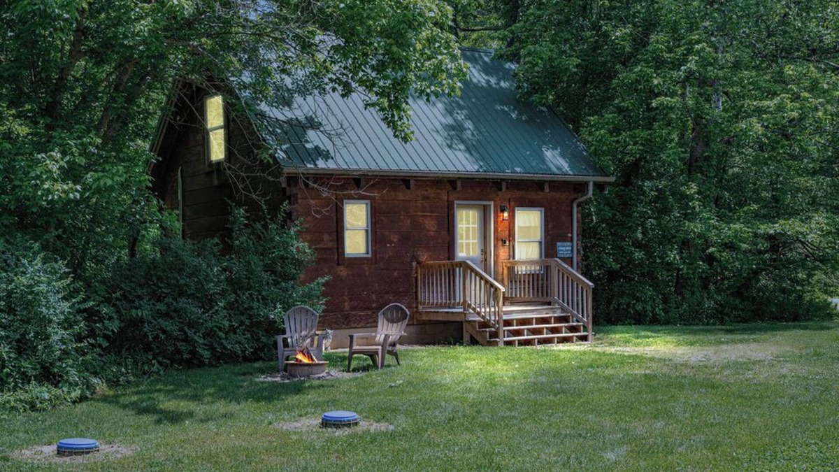 Logan Cabin | Liberty Belle Couples Cabin: Dog + Budget-friendly log home near Hocking River