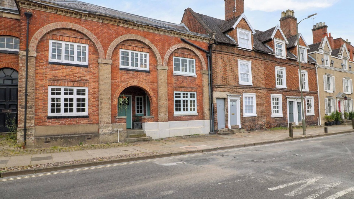 Ashbourne House | LIBERTY HOUSE, pet friendly, with open fire in Ashbourne