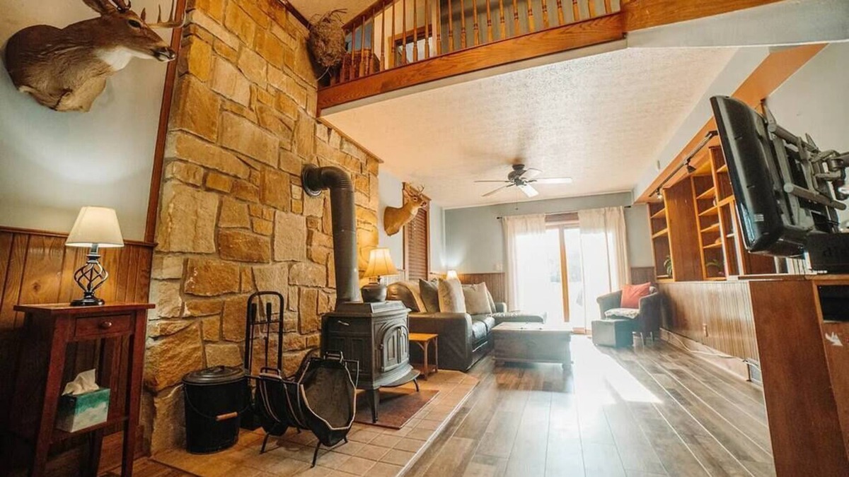 New Plymouth House | Liberty Lodge - 10 Mins to HH, Pool, Hot Tub!