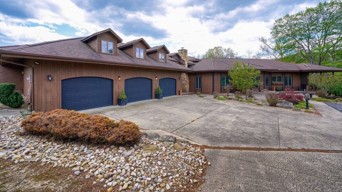 New Plymouth Cabin | "Liberty Lodge" - Sleeps 28 near the park with huge Game Room, Pool, Hot tub etc
