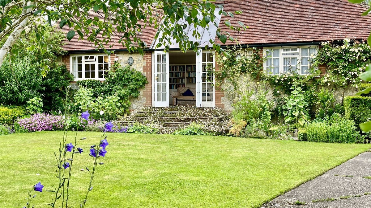 Pulborough Cottage | Library Cottage by Inspire Stays dot com - a cottage that sleeps 2 guests in 1 bedroom