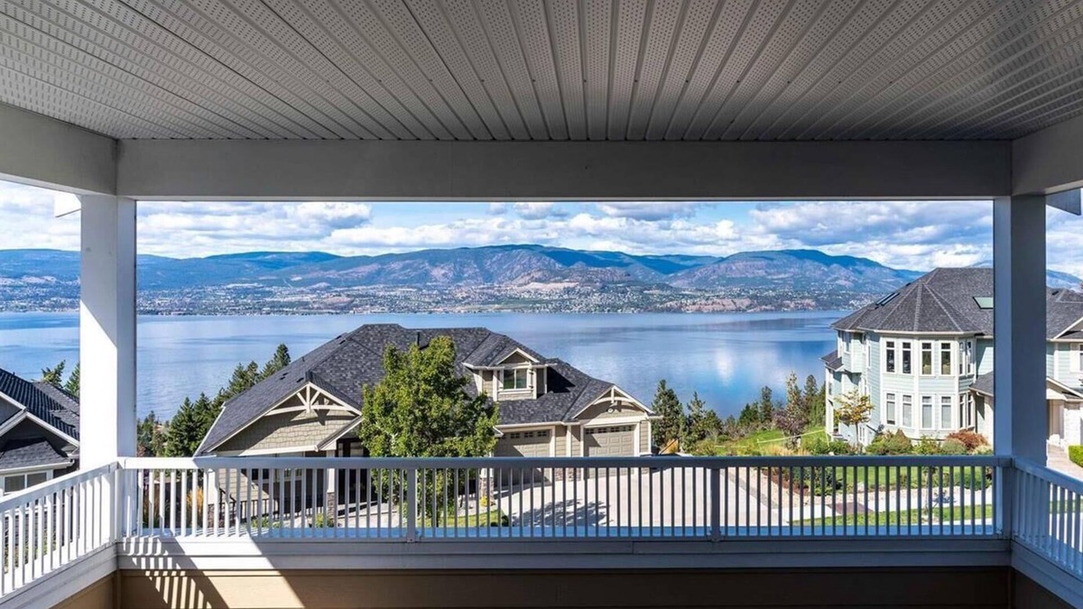 Southwest Mission House | Licensed Lakeview 2 bedroom relaxing in Beautiful Kelowna