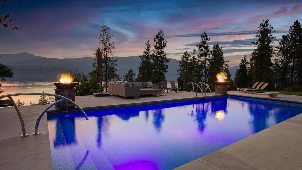 Central Okanagan House | Licensed Luxury Okanagan Home with Pool