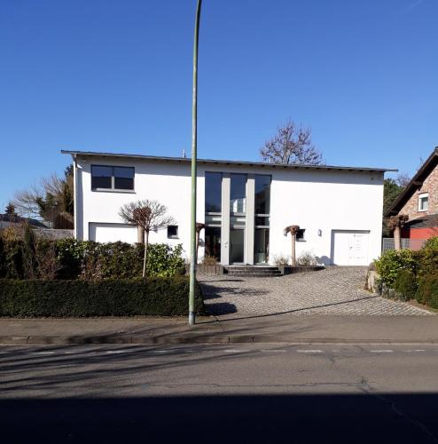 Dueren Bed & Breakfast | Lichtdurchflutetes Atelierhaus mit Skulpturenpark