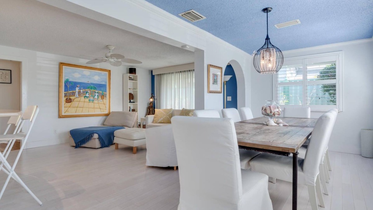 Sarasota House | Lido Beach and St. Armand's Circle at your Footsteps.
