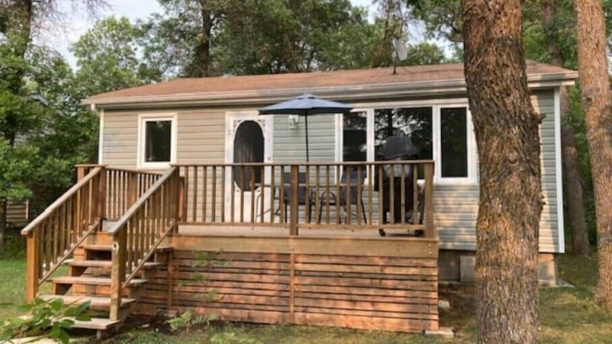 Dunnottar House | LIFE AT THE BEACH! - Matlock Manitoba