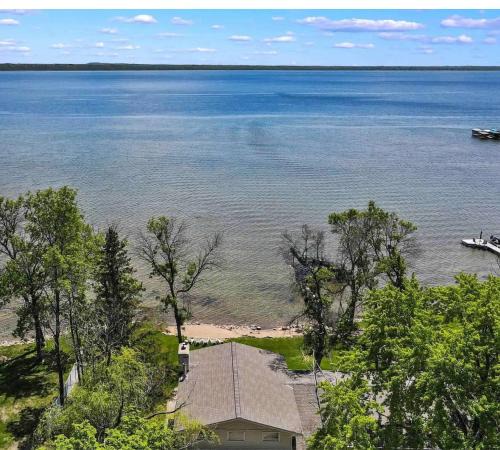 Brainerd House | Life Is Good Lodge lakefront with sandy beach