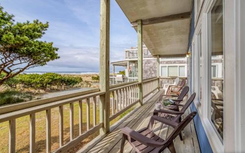 Rockaway Beach House | Lifesaver - Meredith Lodging