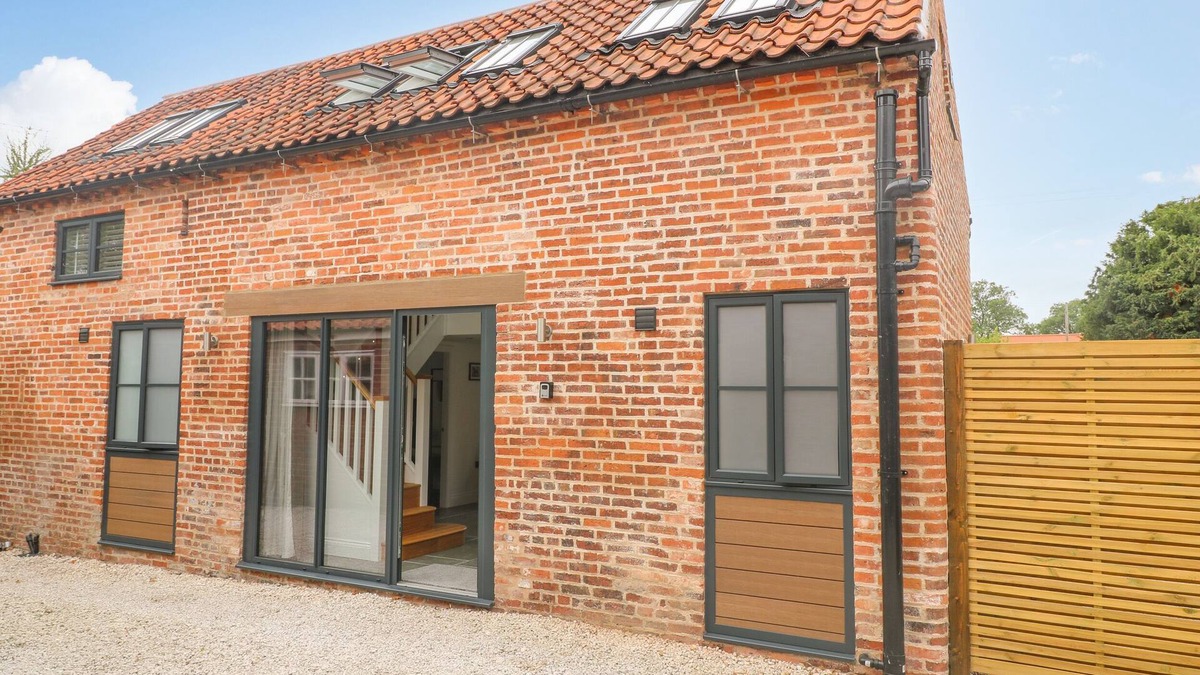 Sutton on Trent Cottage | LIFFORD COACH HOUSE, pet friendly, with a garden in Sutton-On-Trent