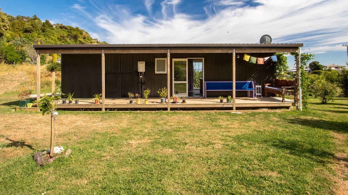 Tata Beach House | Ligar Bay Cottage - Ligar Bay Holiday Home