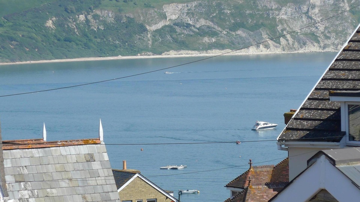 Swanage Condo | Light, airy 1st Floor Apartment with delightful views over bay and Purbeck Hills