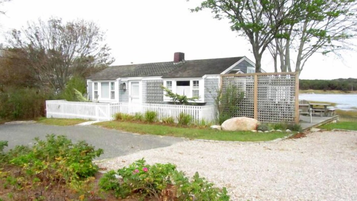 Wellfleet Cottage | Light & Airy Home with Harbor Views (1431)
