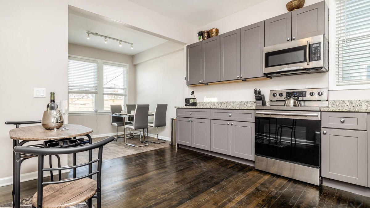 Avondale House | Light and bright 3BD duplex in Avondale, Chicago