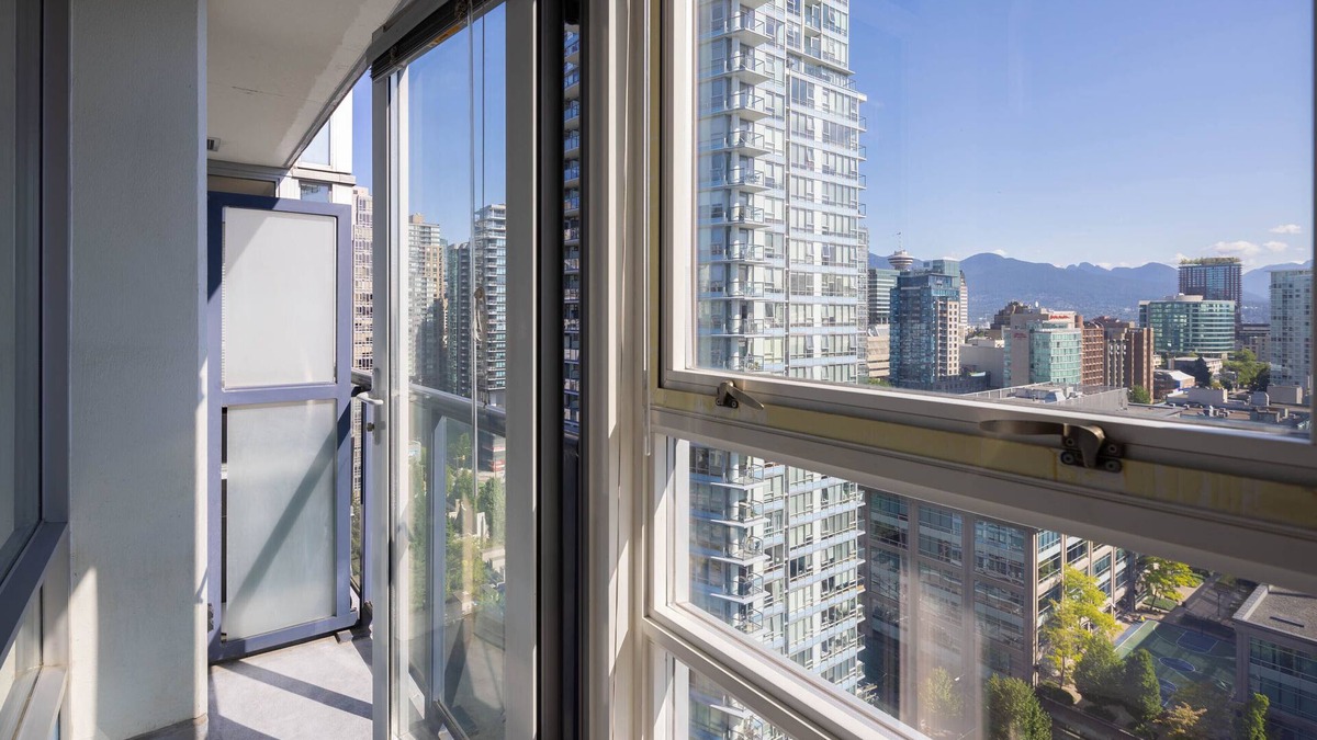 Southeast False Creek Apartment | Light and Bright Yaletown with Pool