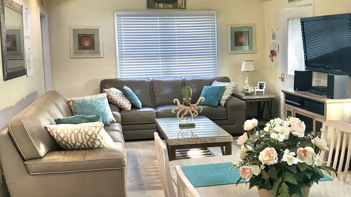 Wall Cottage | Light, Bright & Airy Ranch! 3rd house from the Beach & Jenkinson’s Boardwalk!